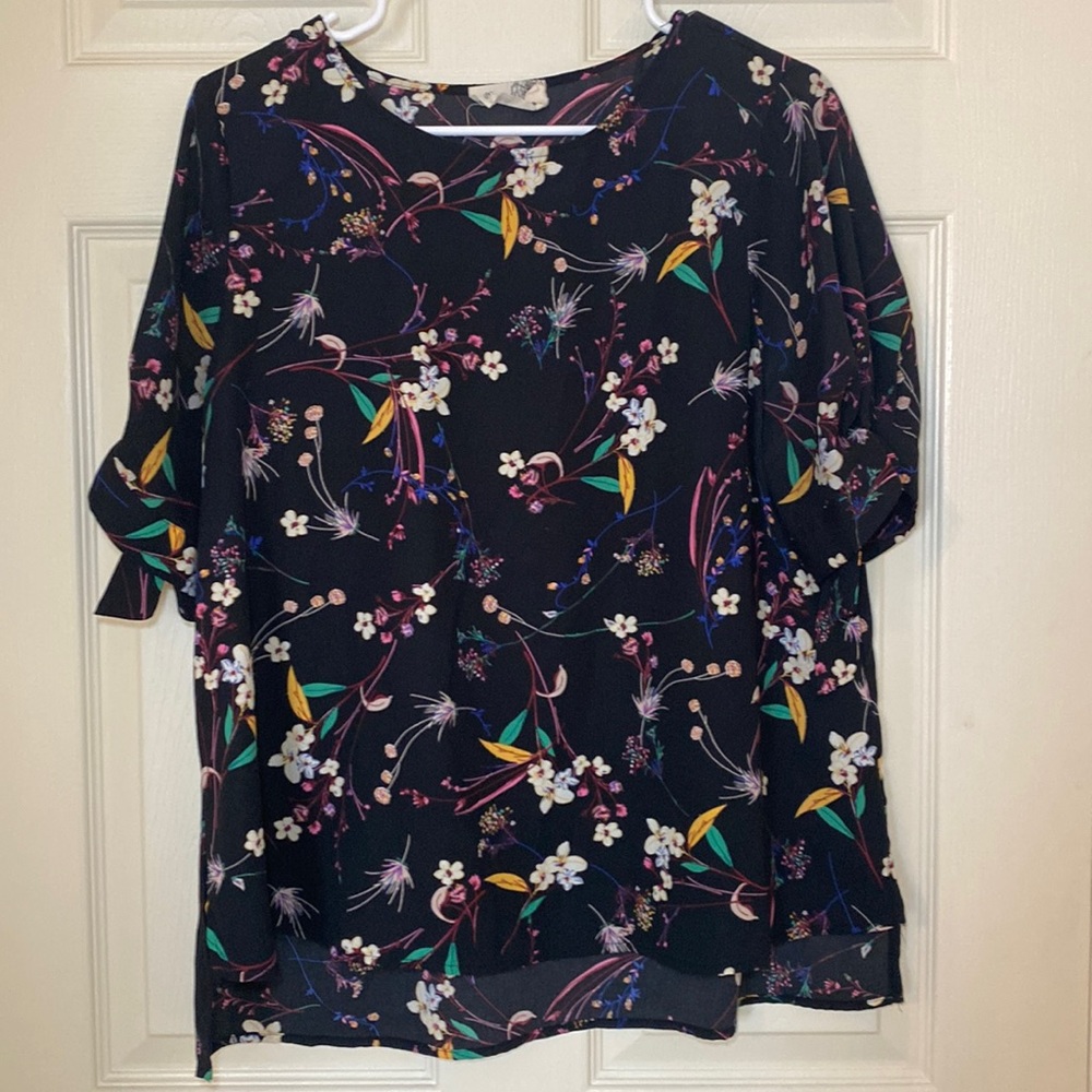Everleigh short sleeve floral blouse with tie sleeves.